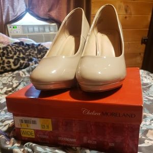 Chelsea Moreland nude pumps